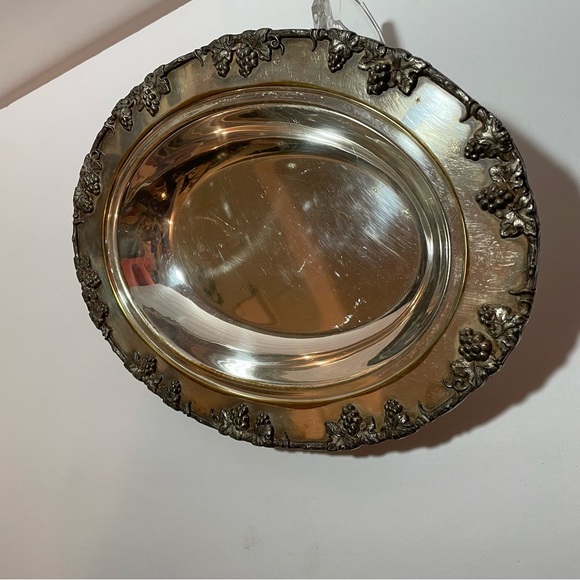 Vintage crescent silver plated oval bread serving dish ornate grape vine  9’x12’ - Picture 3 of 15